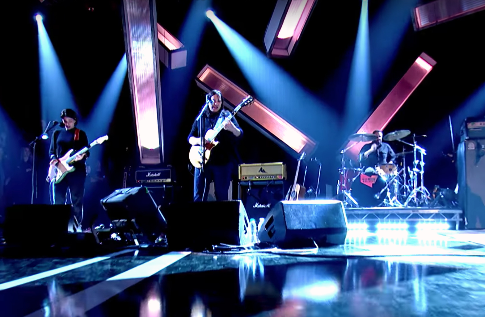 The Breeders perform 'Wait In The Car' and 'Cannonball' on Jools Holland